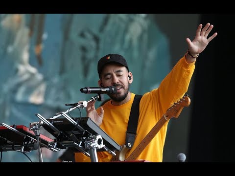 Mike Shinoda and Crowd Pay Emotional Tribute to Chester Bennington (In The End)